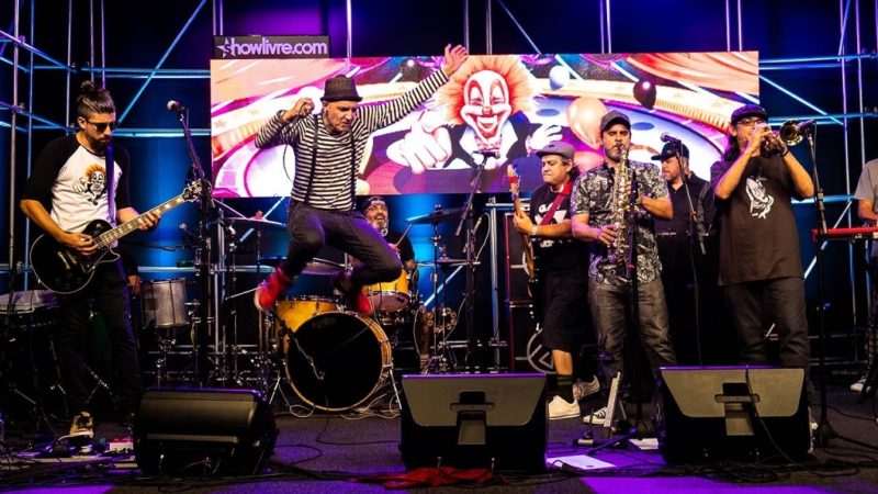 Anjo dos Becos celebra 25 anos de ‘Funny Fluxo’ com performance no Estúdio Showlivre; confira