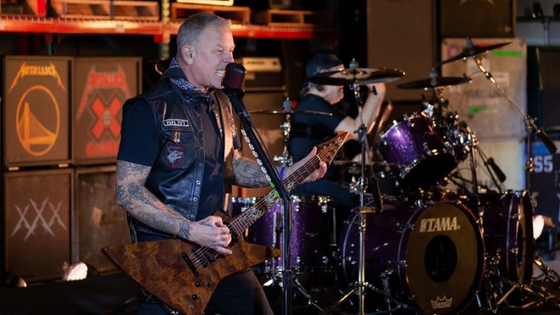 Metallica toca ‘Enter Sandman’ em encerramento do Super Bowl; confira vídeo e fotos