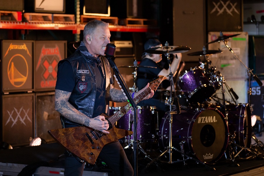 Metallica toca ‘Enter Sandman’ em encerramento do Super Bowl; confira vídeo e fotos