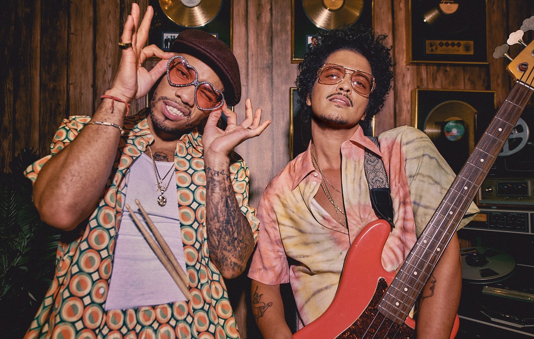 Bruno Mars apresenta projeto Silk Sonic com Anderson .Paak; assista vídeo de ‘Leave the Door Open’