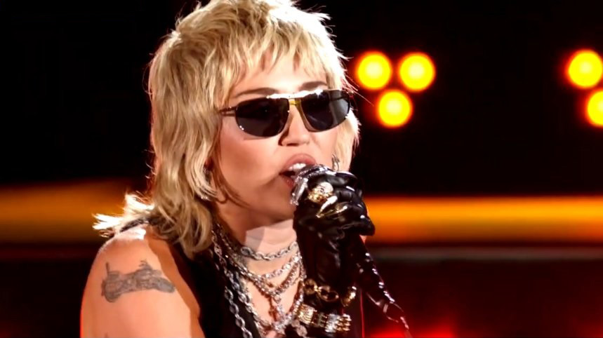 Miley Cyrus apresenta clássicos do Queen em torneio de basquete; assista