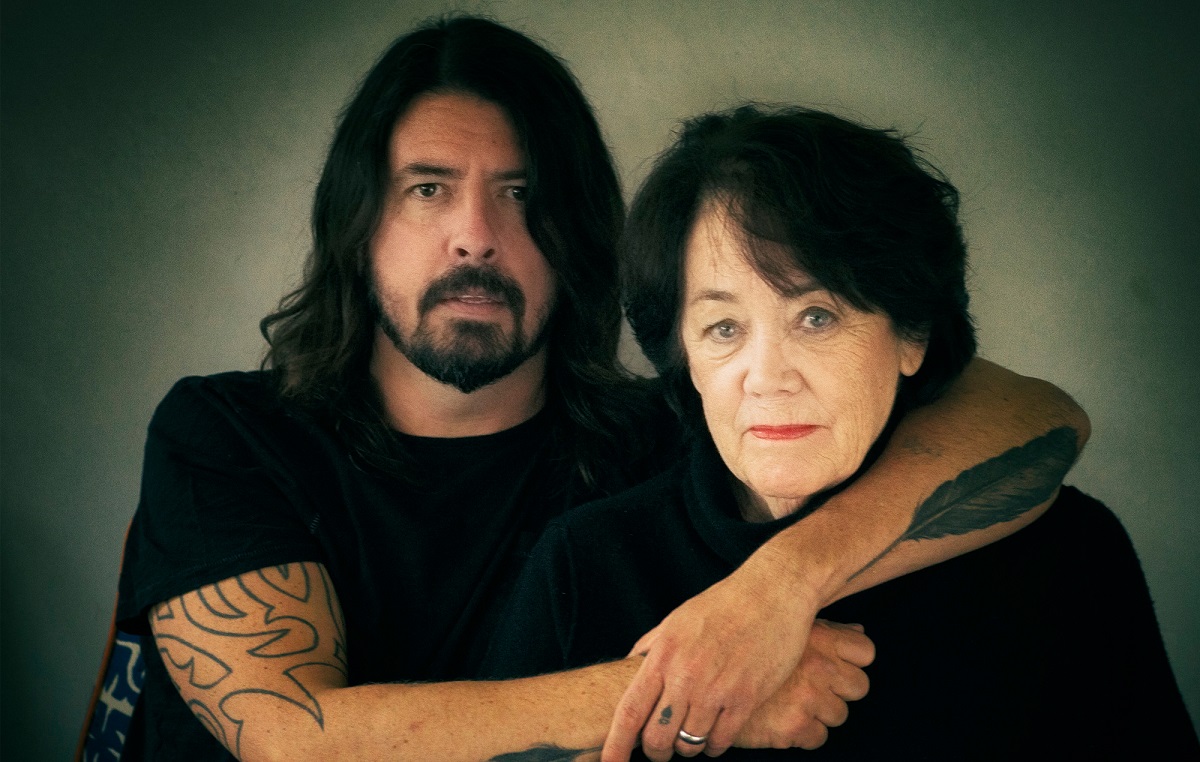 Foo Fighters lança ‘The Teacher’, single dedicado à mãe de Dave Grohl