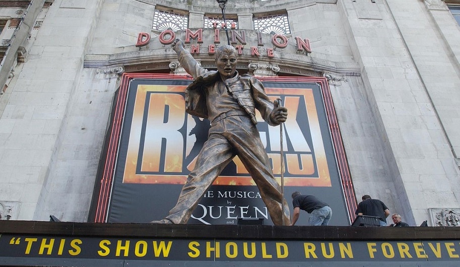 Queen: Roger Taylor planeja erguer estátua de Freddie Mercury de 6 metros em seu jardim