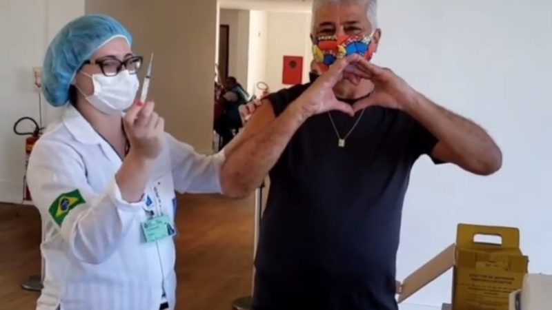 Lulu Santos recebe vacina contra Covid-19 e canta ‘A Cura’