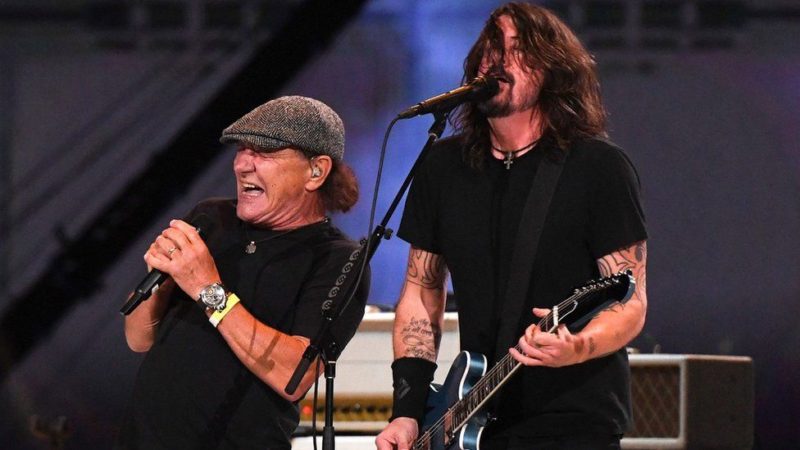 Foo Fighters toca 'Back in Black' com Brian Johnson (AC/DC) em primeiro show com público nos EUA