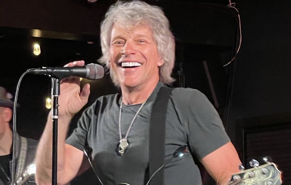 Jon Bon Jovi canta ‘Watermelon Sugar’, de Harry Styles, em evento beneficente; assista