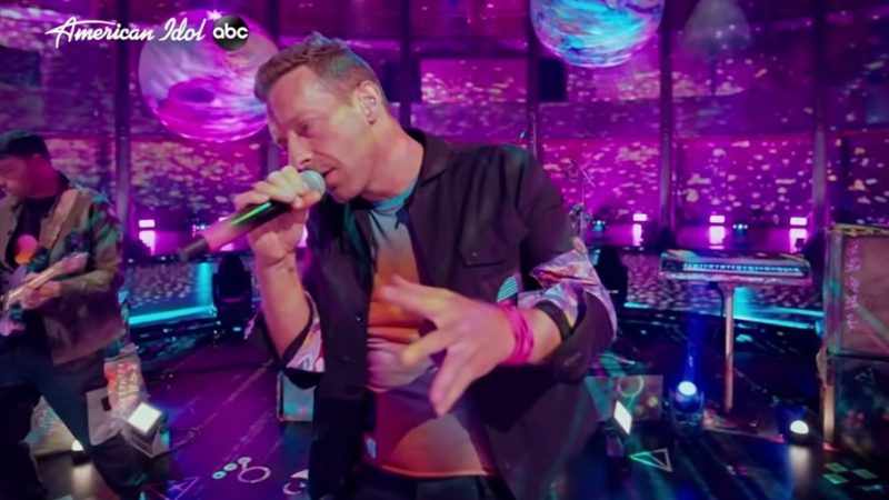 Coldplay apresenta 'Higher Power' no 'American Idol'; assista