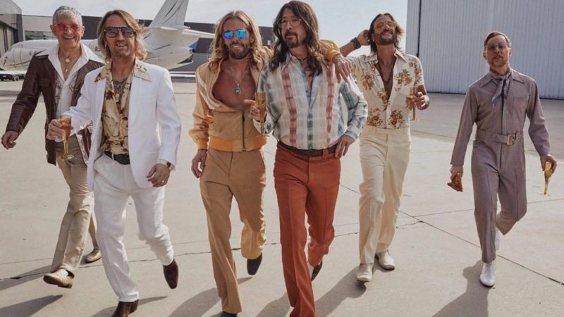 Foo Fighters lança álbum em homenagem ao Bee Gees; ouça 'Hail Satin'