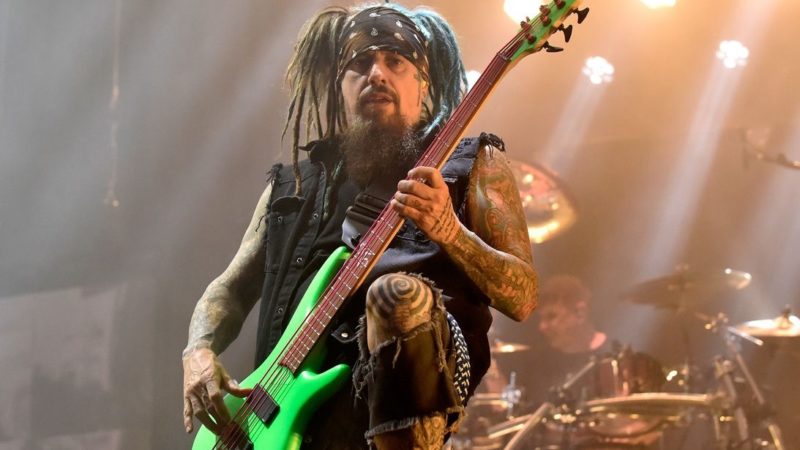 Fieldy, baixista do Korn, ficará de fora de turnê para curar 'maus hábitos'