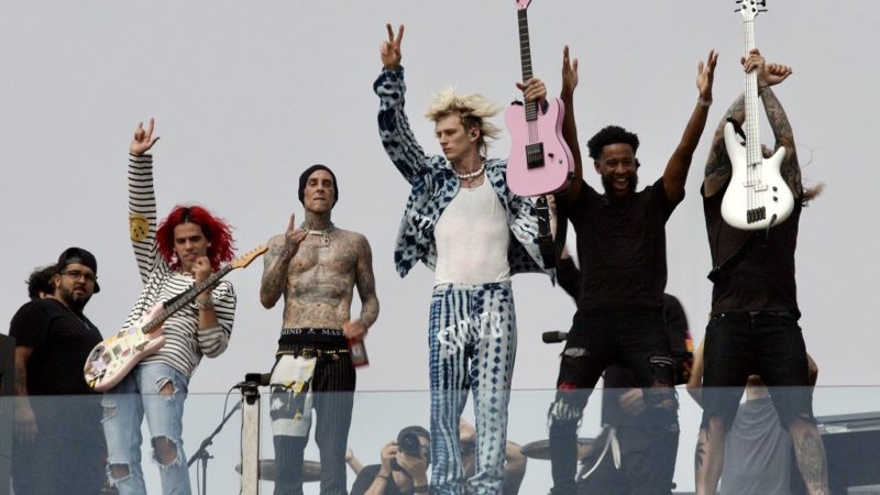 Machine Gun Kelly e Travis Barker (Blink-182) fazem show surpresa em praia da Califórnia