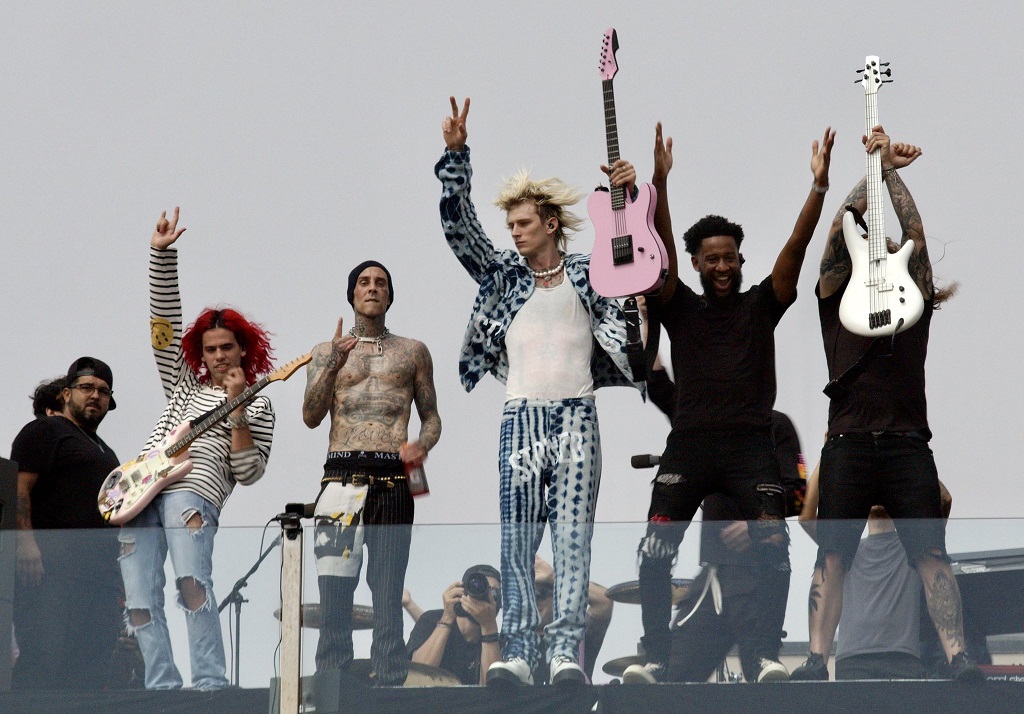 Machine Gun Kelly e Travis Barker (Blink-182) fazem show surpresa em praia da Califórnia