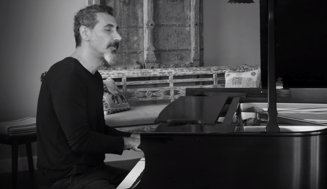 Serj Tankian, do System Of A Down, lança composição clássica de 24 minutos; assista
