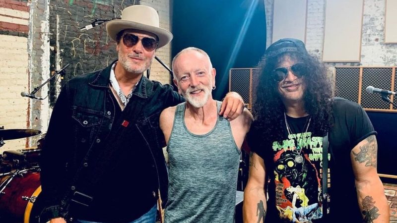 Slash (Guns N' Roses), Phil Collen (Def Leppard) e Robert DeLeo (Stone Temple Pilots) tocam 'Fire' de Jimi Hendrix