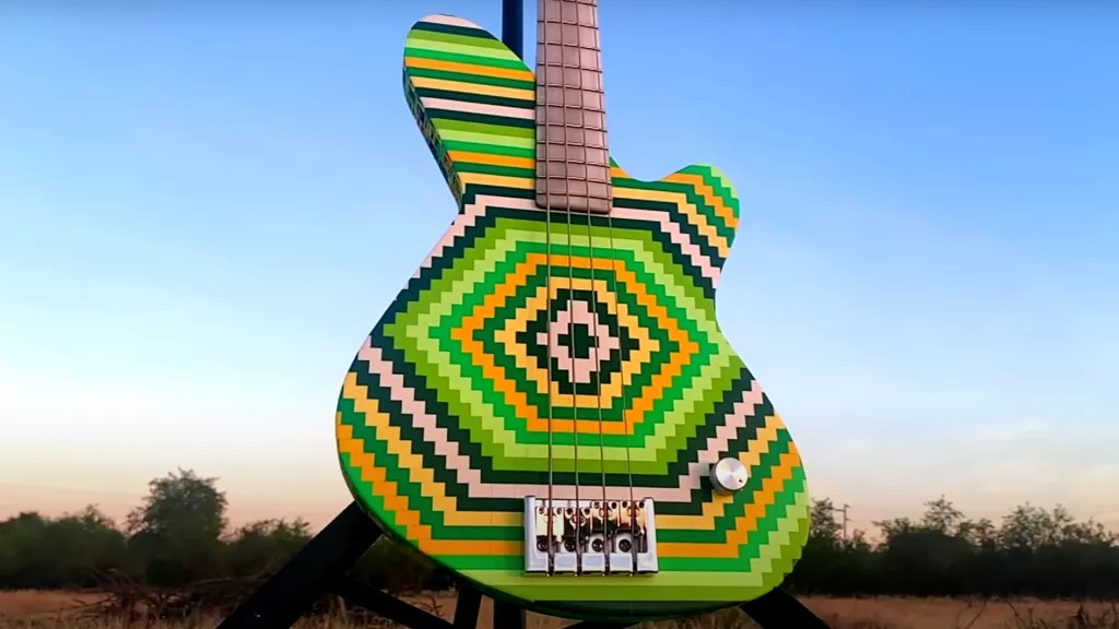Músico constrói baixo com 2 mil peças de Lego