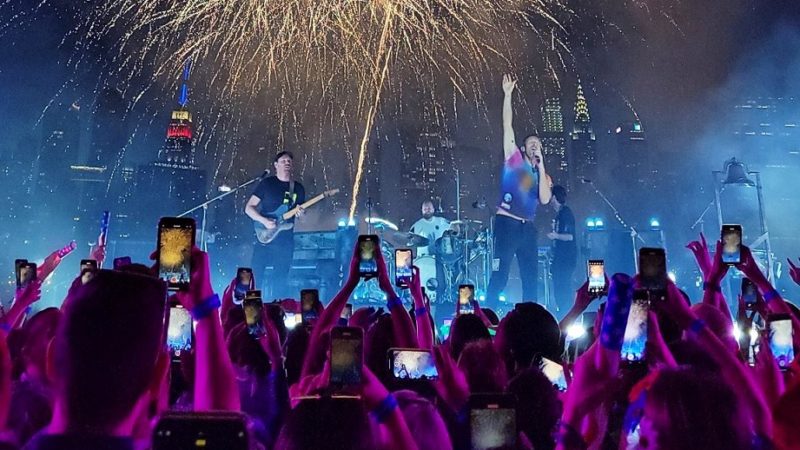 Coldplay realiza show para fãs vacinados em Nova York; assista