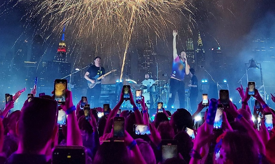 Coldplay realiza show para fãs vacinados em Nova York; assista