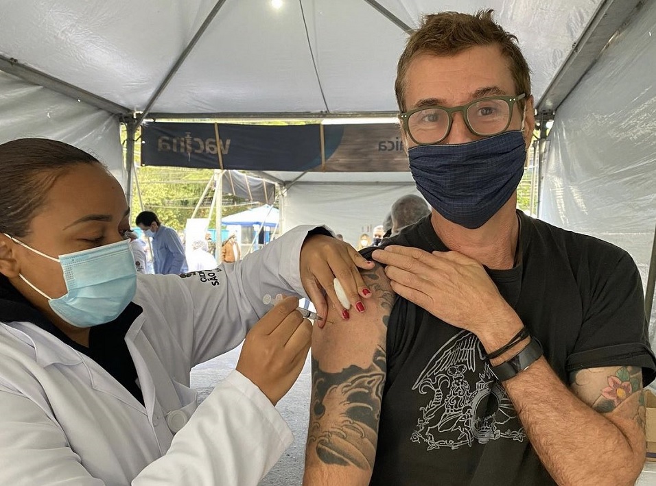 Dinho Ouro Preto recebe vacina contra Covid-19: ‘que alívio’