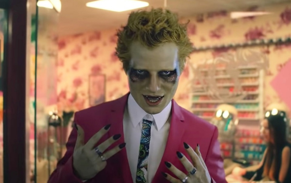 Ed Sheeran se transforma em vampiro no clipe de ‘Bad Habits’; assista