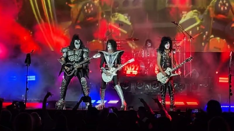 KISS realiza show com público em Nova York; assista