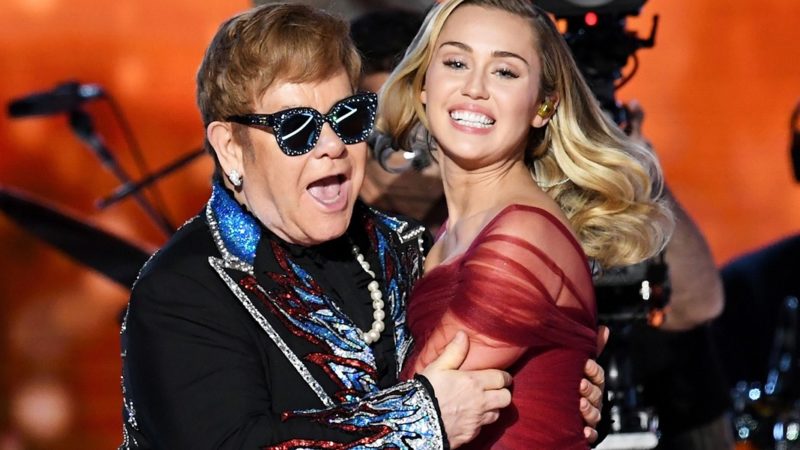 Miley Cyrus e Elton John fazem cover de 'Nothing Else Matters', do Metallica; ouça