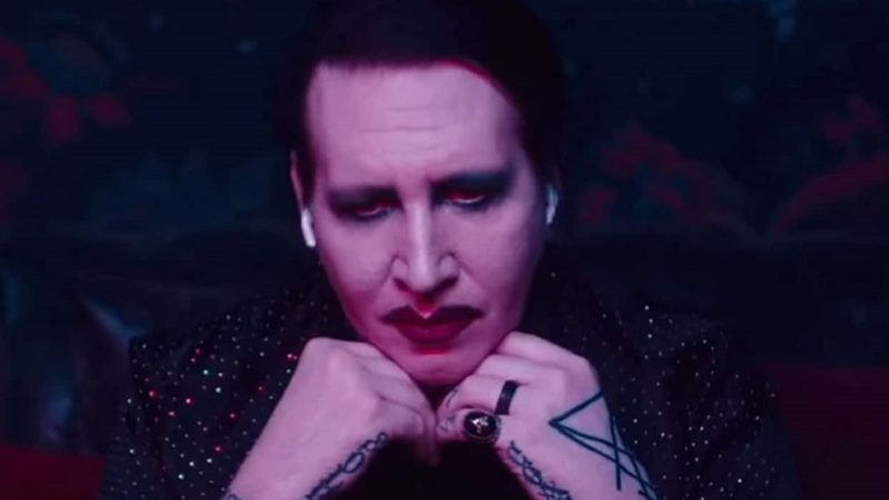 Marilyn Manson se entrega à polícia após acusações de agressão