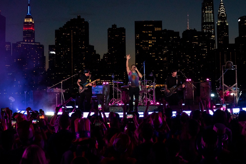 Coldplay toca ‘Higher Power’ em evento de 4 de julho em Nova York; assista