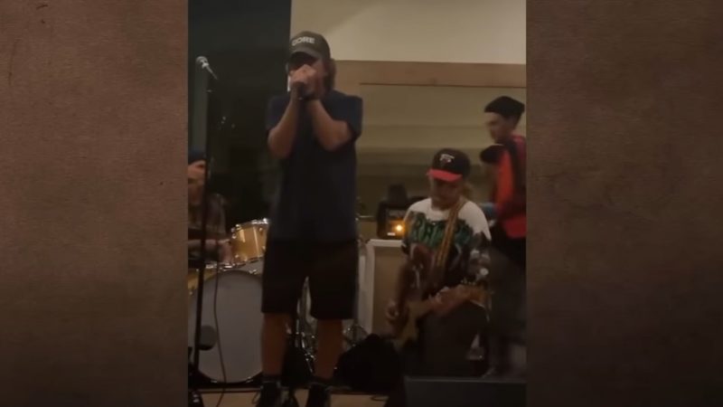 Eddie Vedder toca com Chad Smith, Josh Klinghoffer e Perry Farrell em jam session