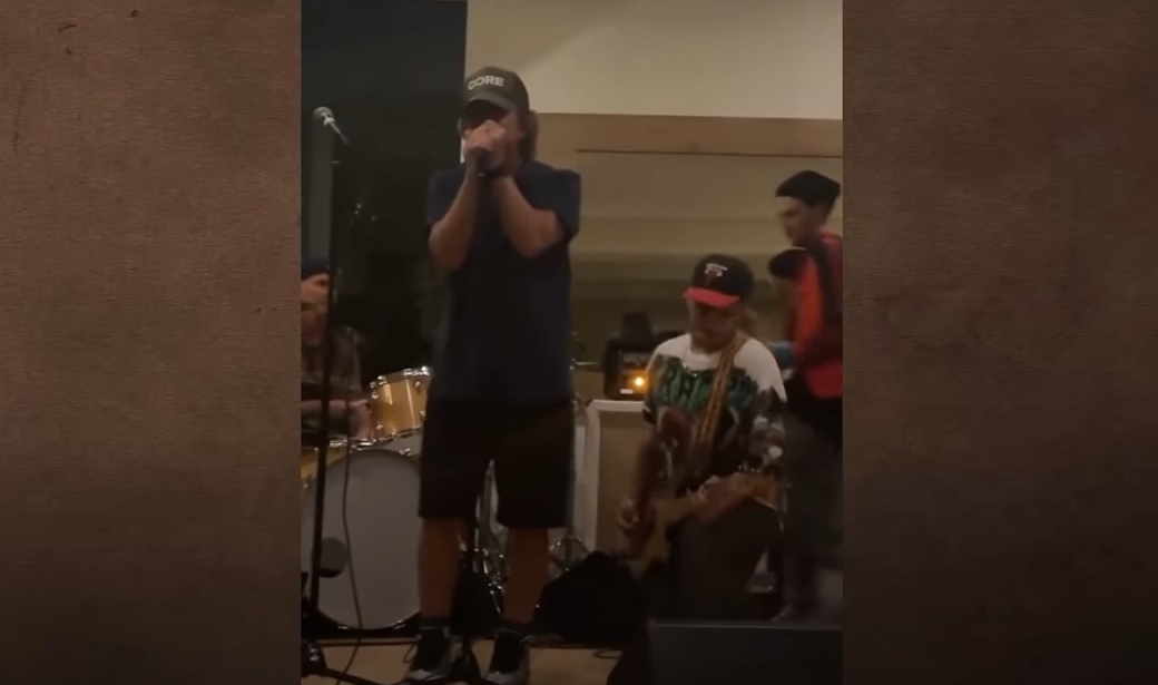 Eddie Vedder toca com Chad Smith, Josh Klinghoffer e Perry Farrell em jam session