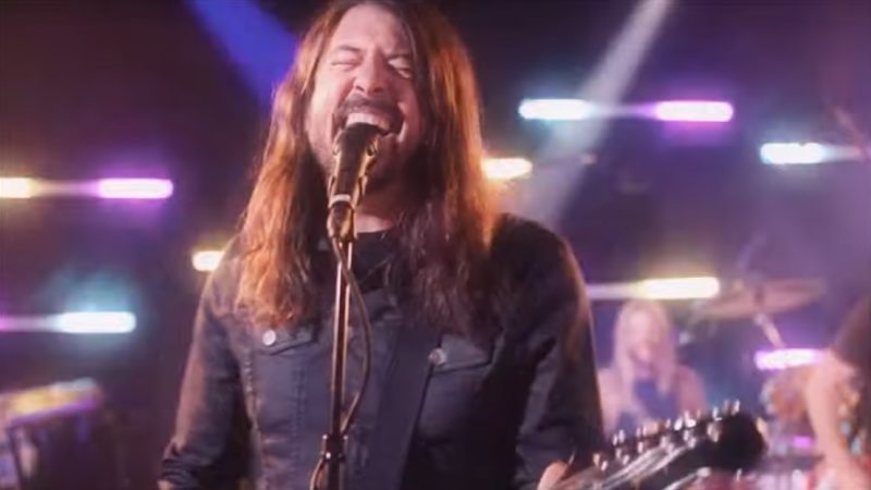 Foo Fighters lança clipe de ‘You Should Be Dancing’, cover dos Bee Gees
