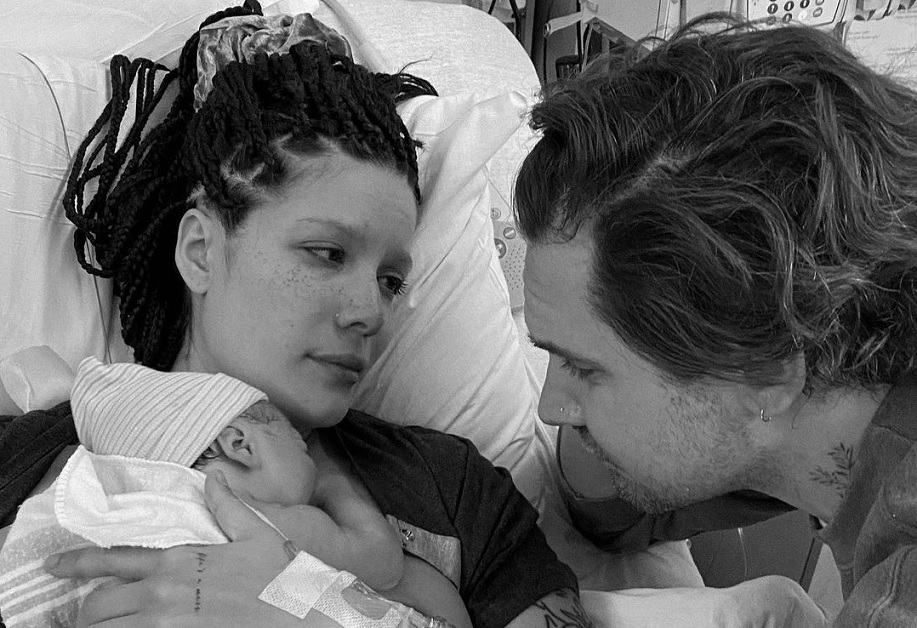 Halsey anuncia nascimento de seu primeiro filho