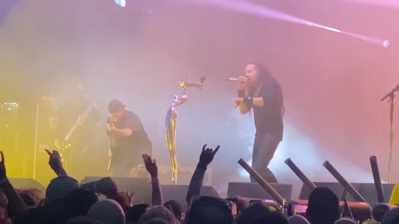 Korn faz primeiro show com baixista do Suicidal Tendencies; assista