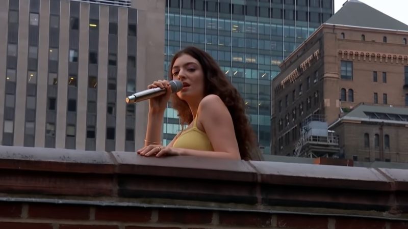 Lorde apresenta 'Solar Power' pela 1ª vez ao vivo em topo de prédio em Nova York