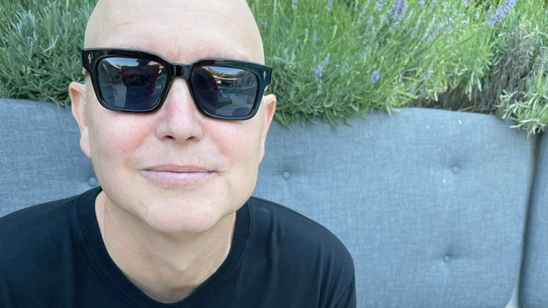 Mark Hoppus, do Blink-182, divulga foto careca devido tratamento contra câncer