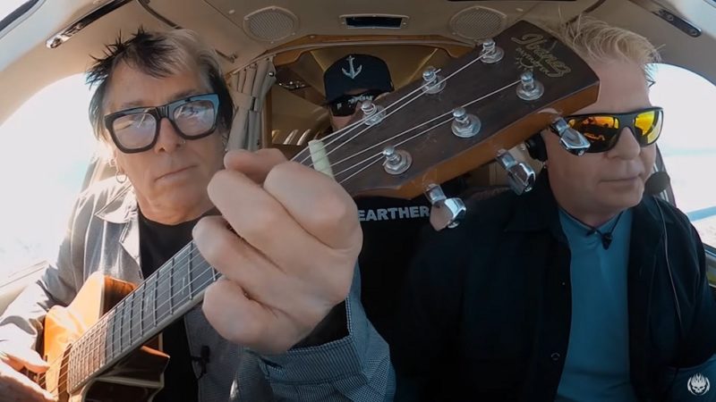 Offspring toca 'Come Out And Play' dentro de avião em nova série no YouTube