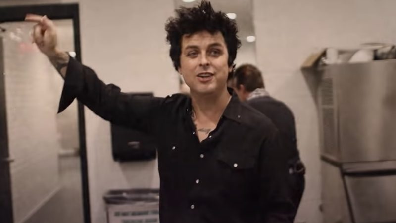 Green Day celebra retorno aos palcos em clipe de 'Pollyanna'