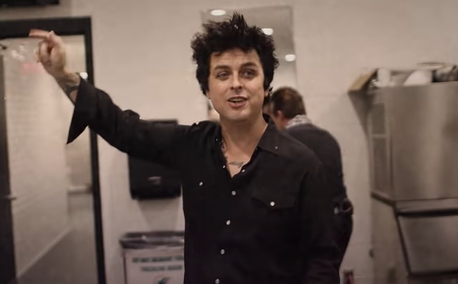 Green Day celebra retorno aos palcos em clipe de ‘Pollyanna’