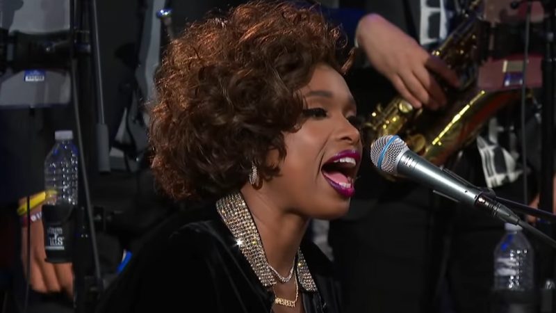 Jennifer Hudson canta clássico de Aretha Franklin em programa de Stephen Colbert