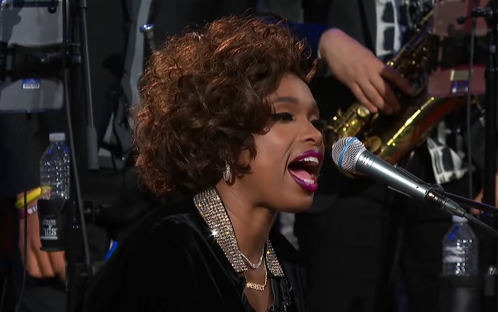 Jennifer Hudson canta clássico de Aretha Franklin em programa de Stephen Colbert