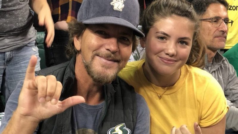 Filha de Eddie Vedder canta em trilha sonora de 'Flag Day' de Sean Penn