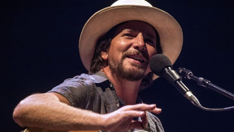 Eddie Vedder lança versão de 'Drive', do R.E.M., para trilha de novo filme de Sean Penn