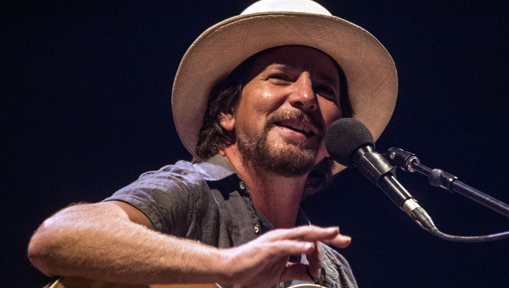 Eddie Vedder lança versão de ‘Drive’, do R.E.M., para trilha de novo filme de Sean Penn