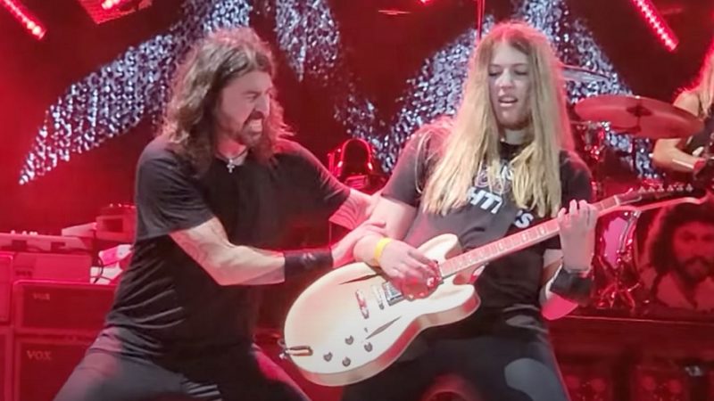 Foo Fighters convida fã em show para tocar guitarra em 'Monkey Wrench'; assista