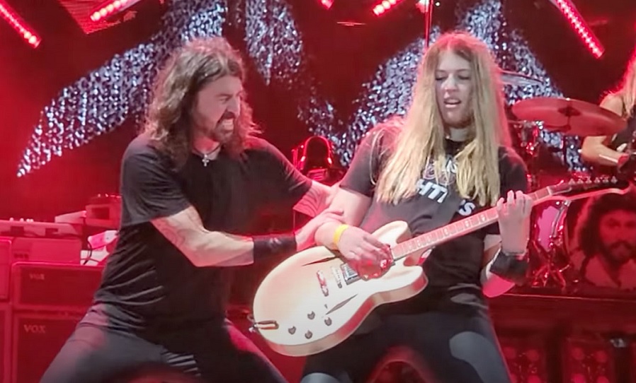 Foo Fighters convida fã em show para tocar guitarra em ‘Monkey Wrench’; assista