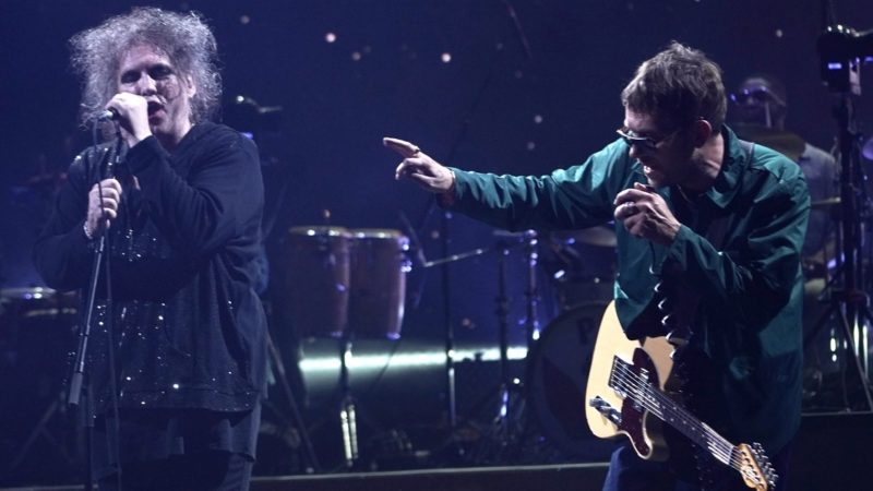 Robert Smith (The Cure) divide palco com Gorillaz em show para profissionais de saúde; assista