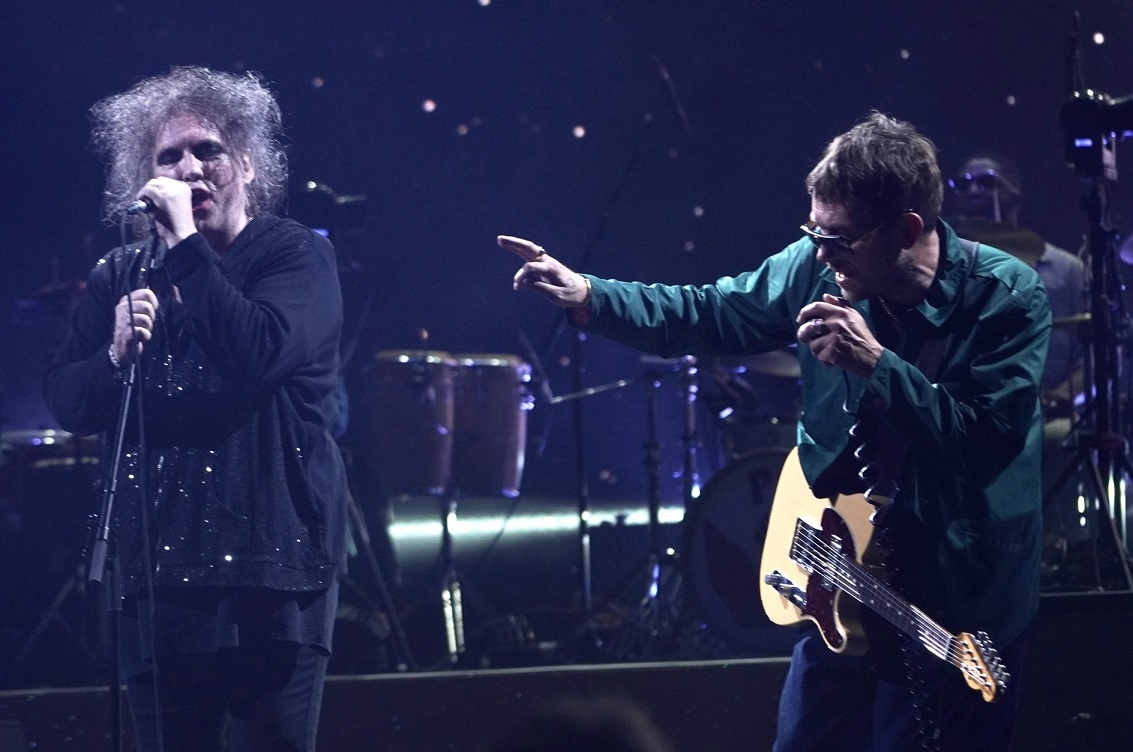 Robert Smith (The Cure) divide palco com Gorillaz em show para profissionais de saúde; assista