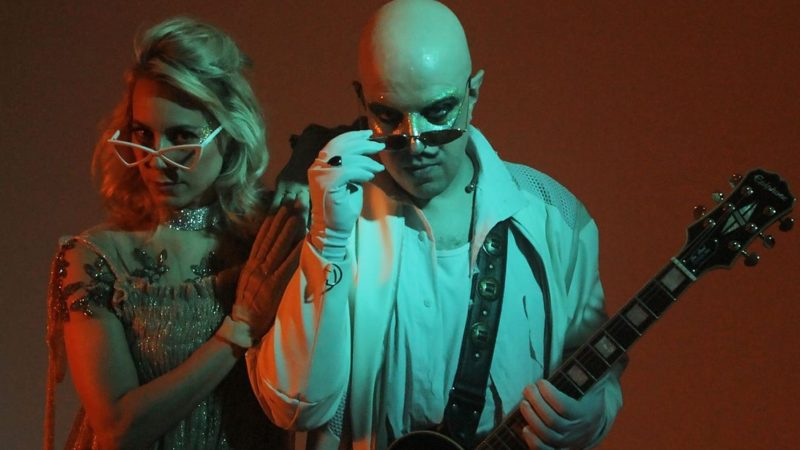 Johnny Monster e Bianca Jhordão (Leela) lançam single 'Pra Lembrar de Você'
