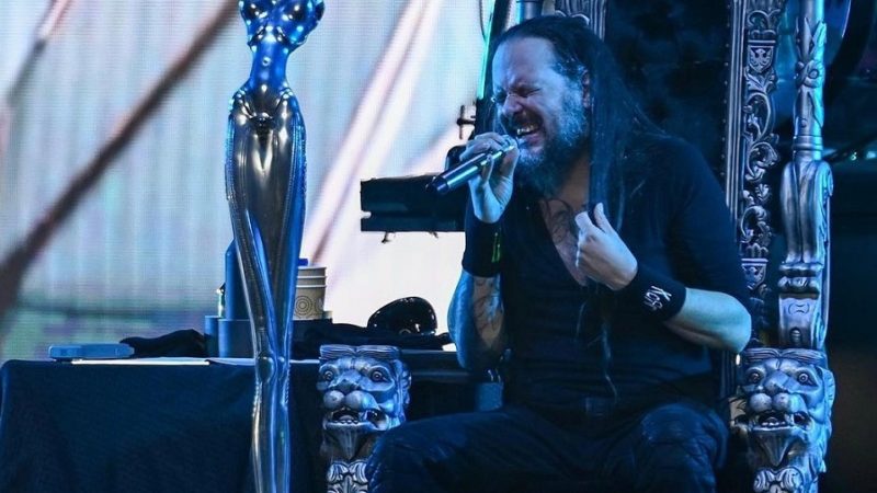 Jonathan Davis, do Korn, se apresenta em trono após covid-19