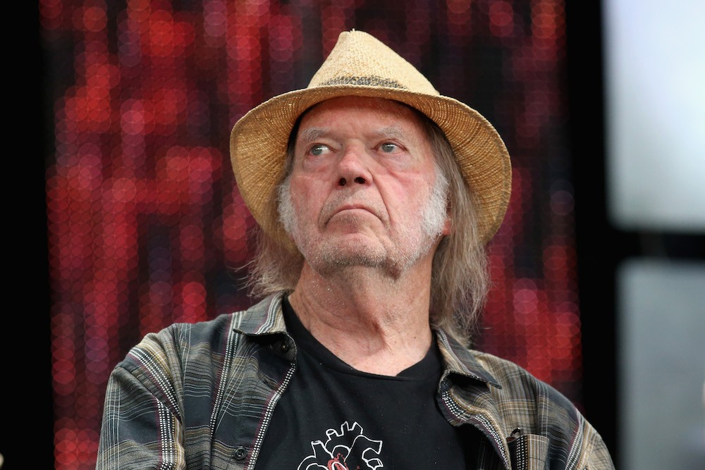 Neil Young cancela participação em festival devido à Covid-19