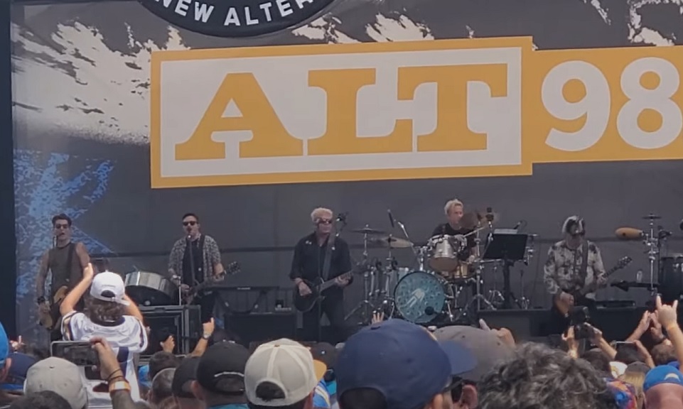 Offspring faz primeiro show desde saída de baterista