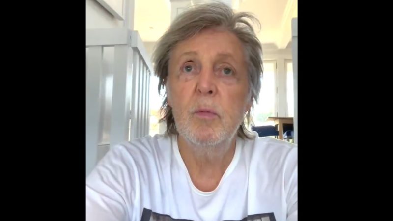 Paul McCartney se emociona em vídeo dedicado a Charlie Watts